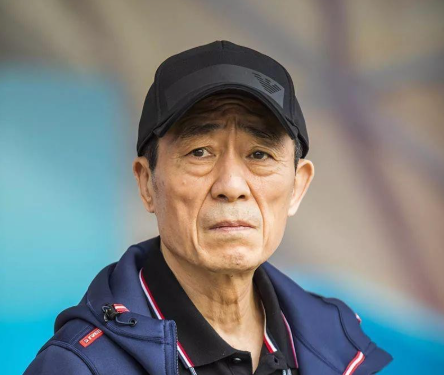 国师级导演张艺谋，连夜冲上了热搜，原因是这位大导演居然被扒出在公园里挖野菜的一幕