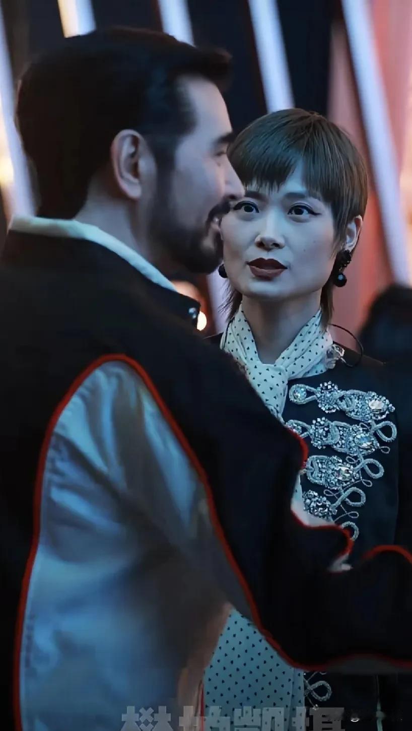 李宇春的目光始终追随着费翔，在上海白玉兰颁奖晚会上，39岁的李宇春面对62岁的费