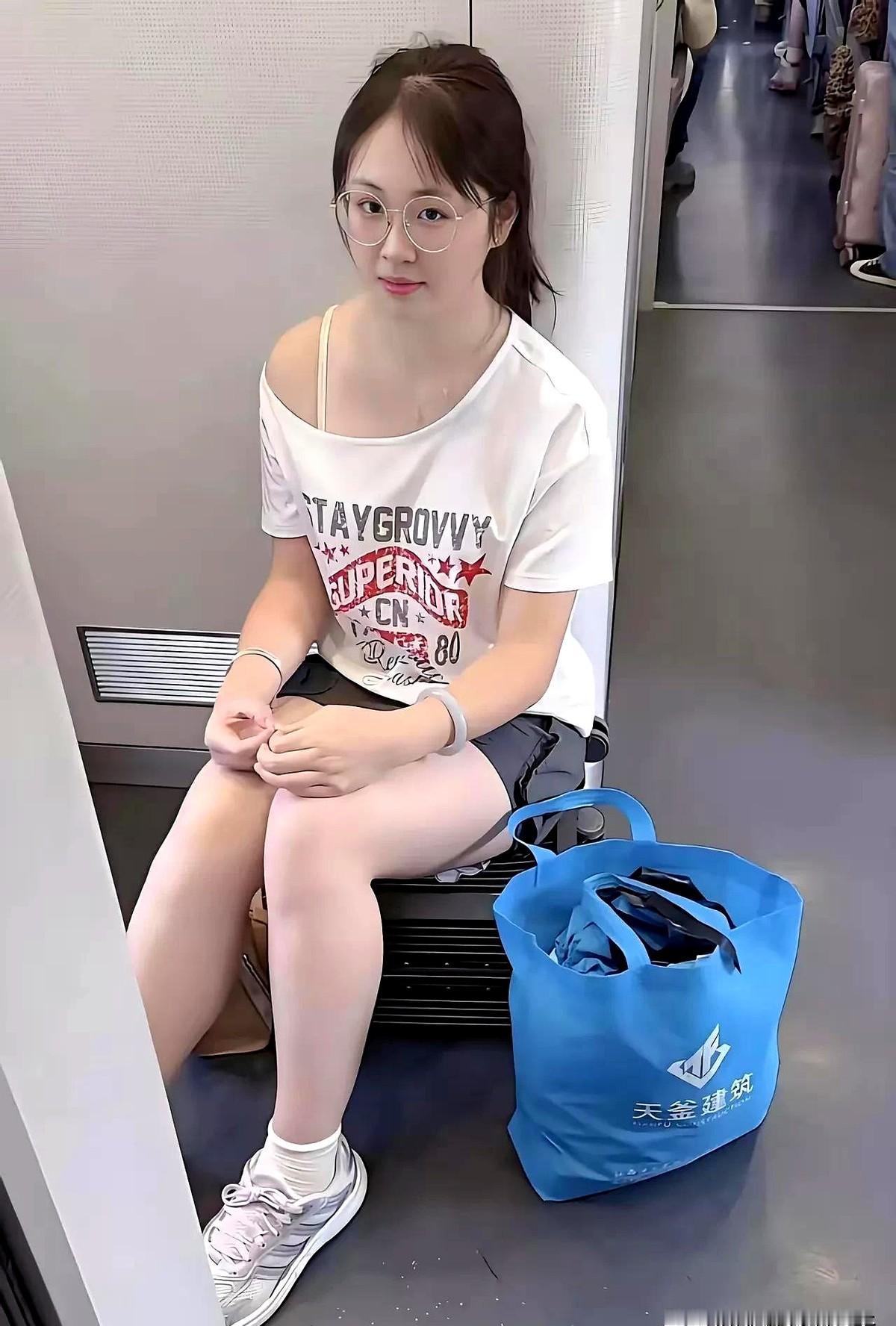 家人们谁懂啊！在高铁上遇到个巨有反差感的小姐姐，直接给我整不会了！当时车