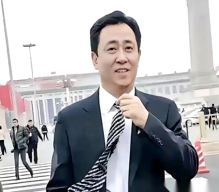 许家印认了。深圳中院，八项罪名摆在桌上，他低头，说悔罪。这个结局，有人等了快两