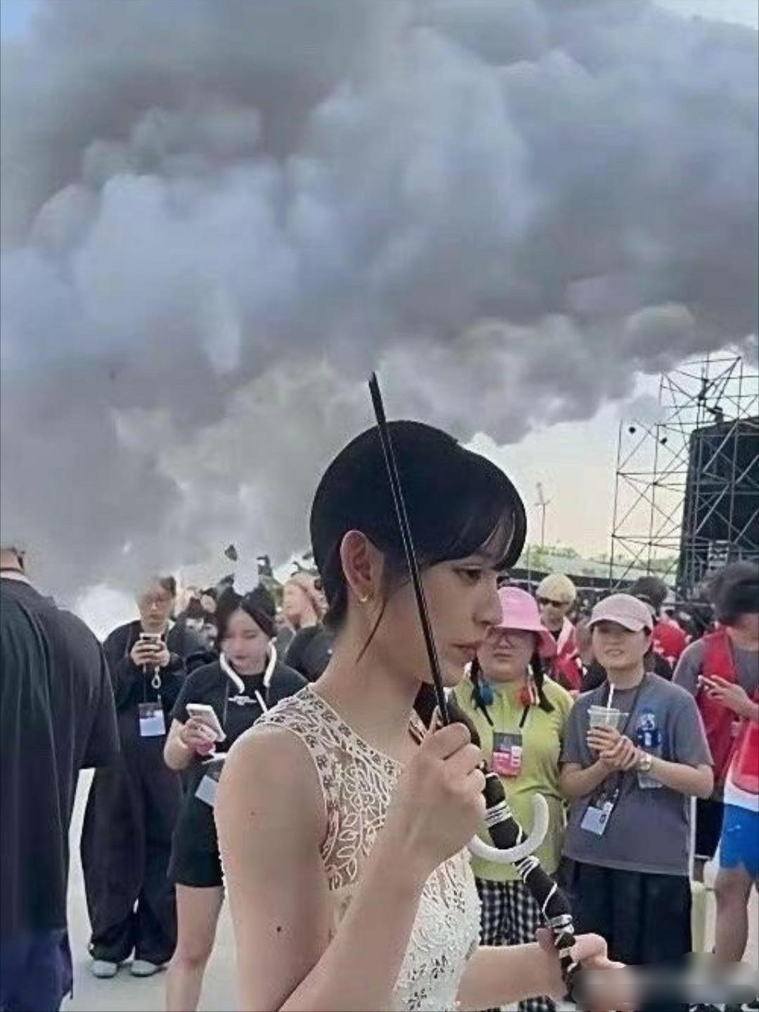 田曦薇这个雨伞有点儿意思啊！