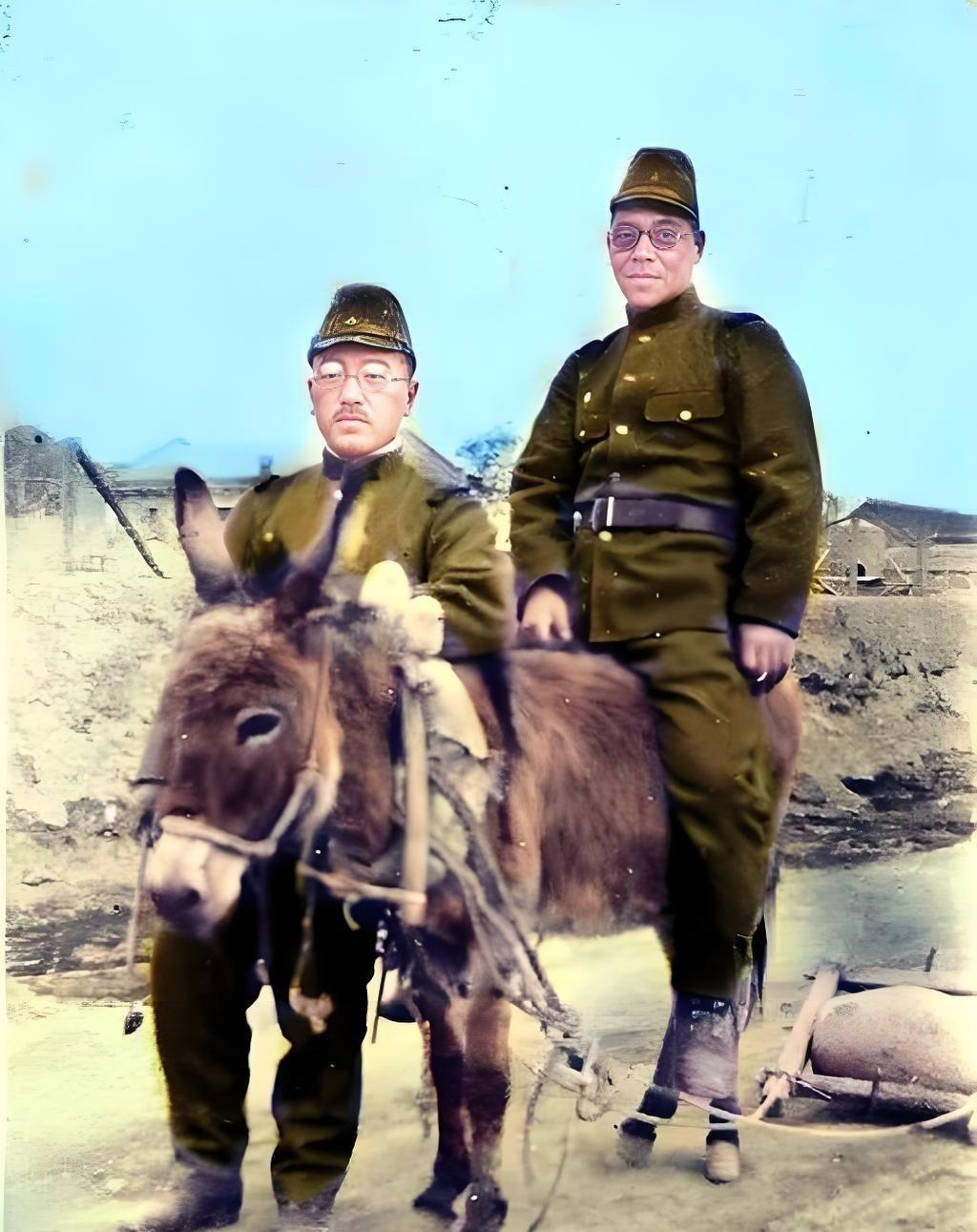 是照相机的角度问题还是日军就是这么矮？二战时期的1943年，河北。照片上这两个