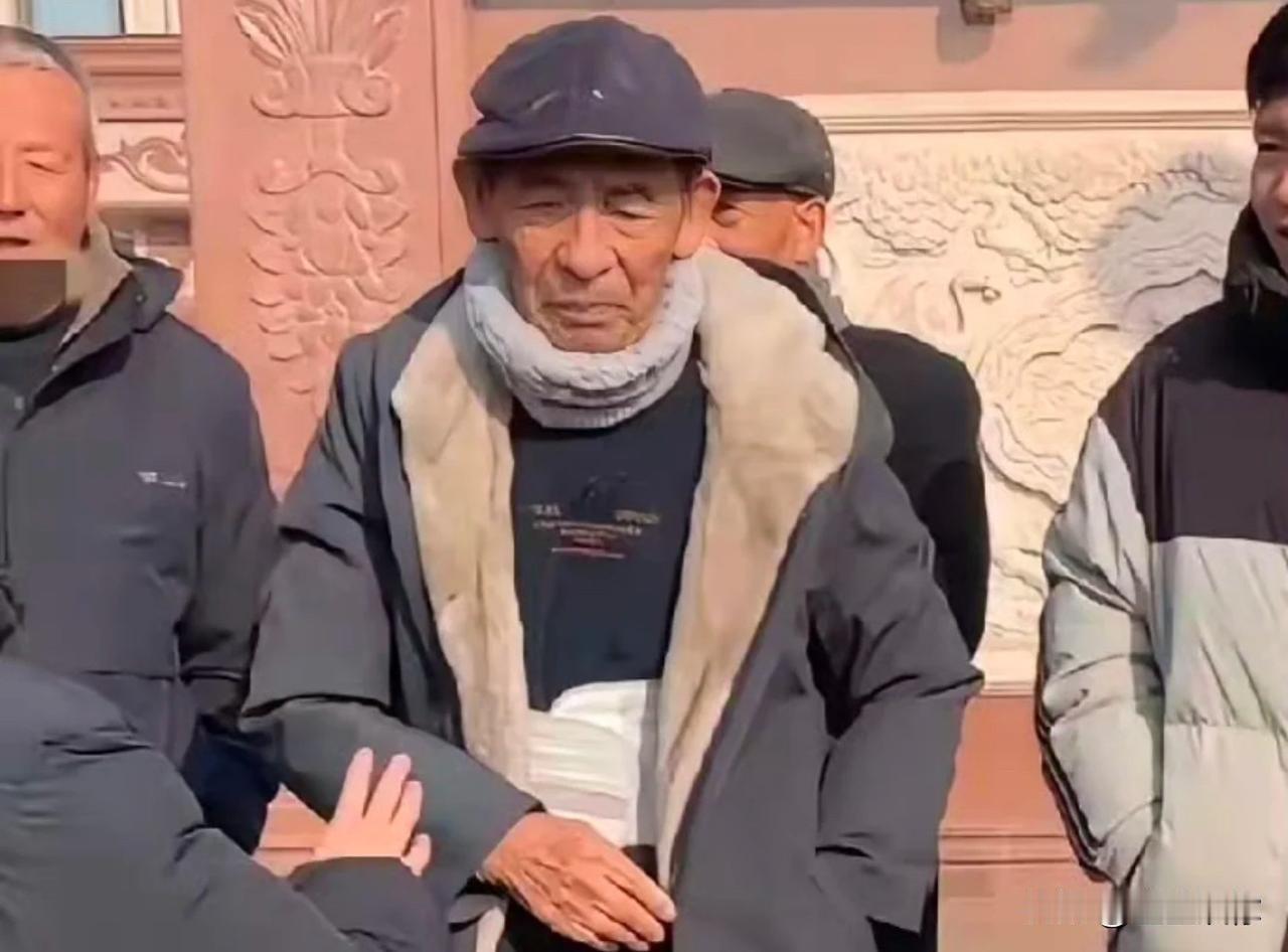 看了刘强东老爸，我爸妈穿啥我都不介意了，毕竟亿万富豪的爸妈都穿的很朴素。大家