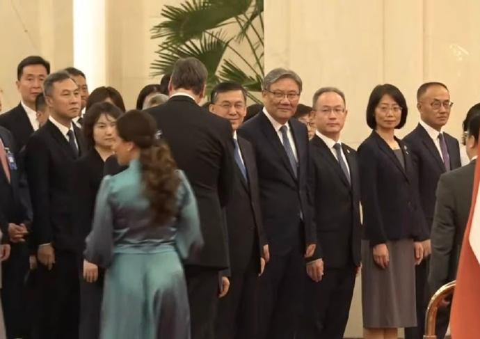 塞尔维亚第一夫人参加欢迎仪式，新发型太精致好看了！5月25日，武契奇和夫人参