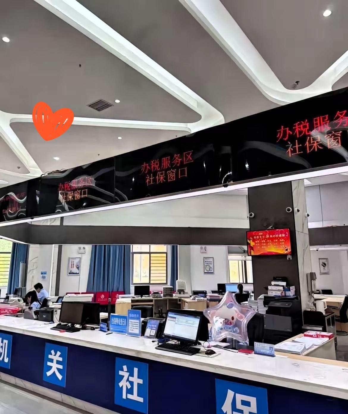 在社保局工作满9年的舅妈，最近特意找我聊社保，语气格外认真：“不管你是朝九晚五的