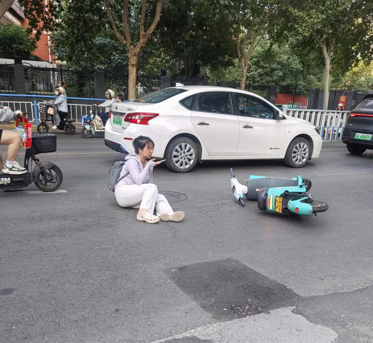 泰华街，北城路附近，有一女子骑共享单车摔倒了，正坐在那哭！女主边哭边打电