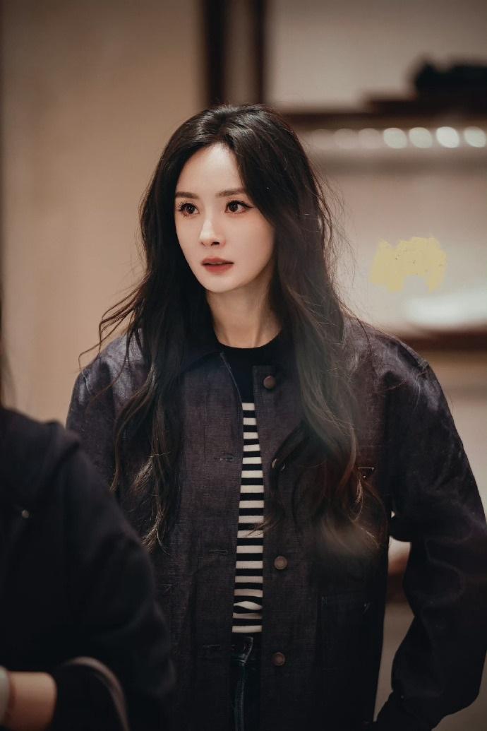 近日杨幂在米兰逛街，她这次搭配的很有潮流时尚感，看起来也格外的显年轻。杨幂里