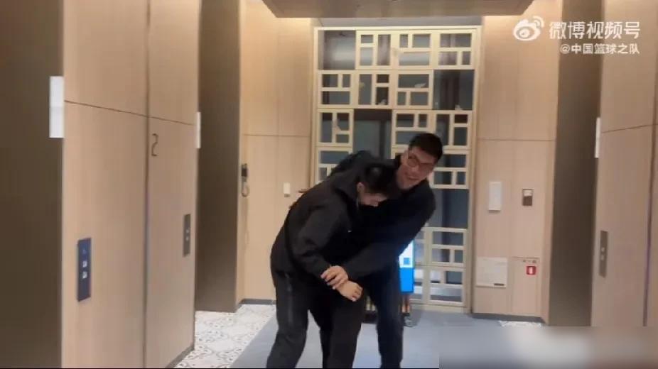 李弘权为了国家队，生生错过了孩子降生，初登场，就砍下3分1板。这账，怎么算？