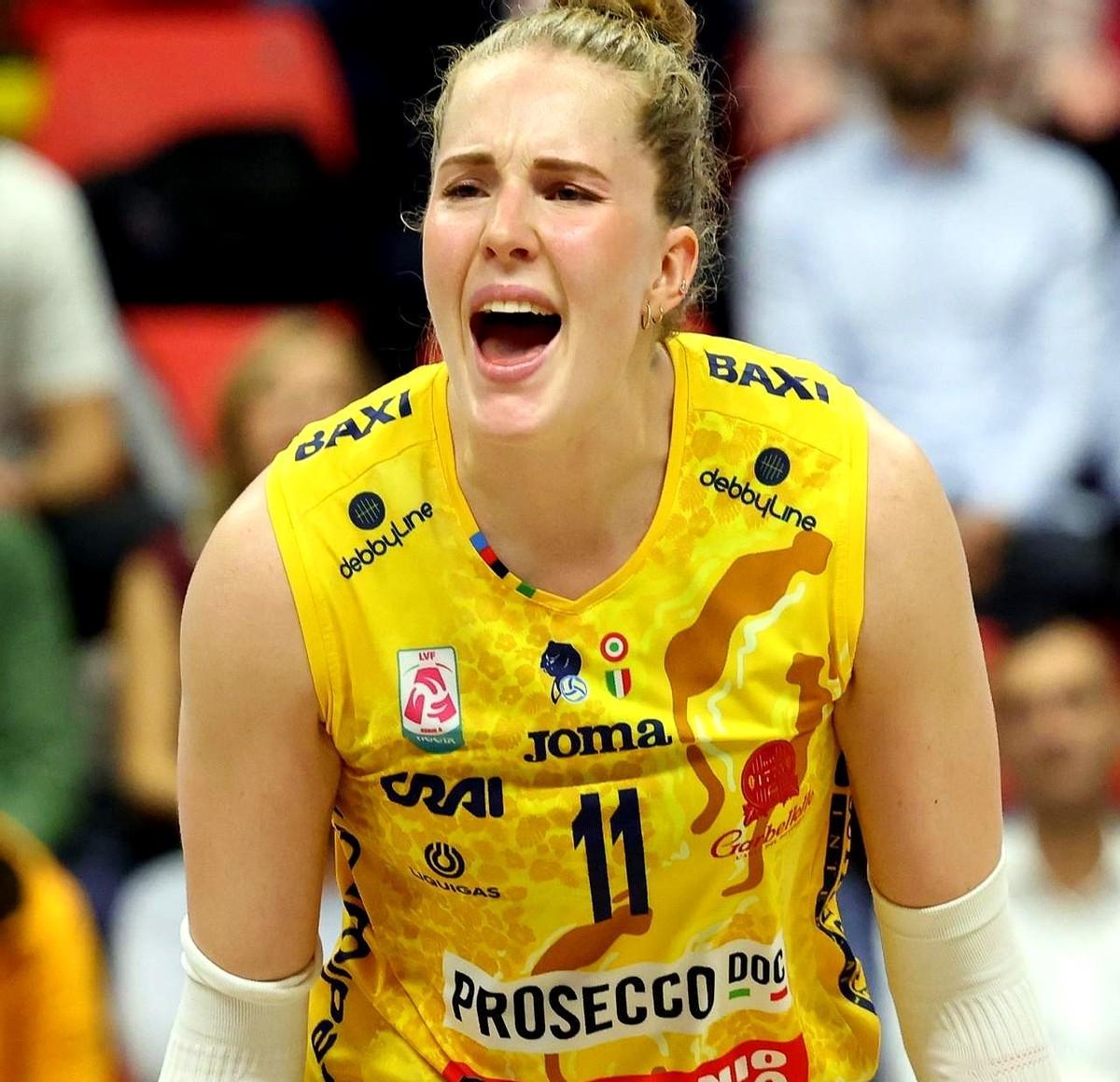 科内利亚诺六连胜，哈克一个人扛着全队打。基耶里首局崩了，她立马拉回来，扣球像开