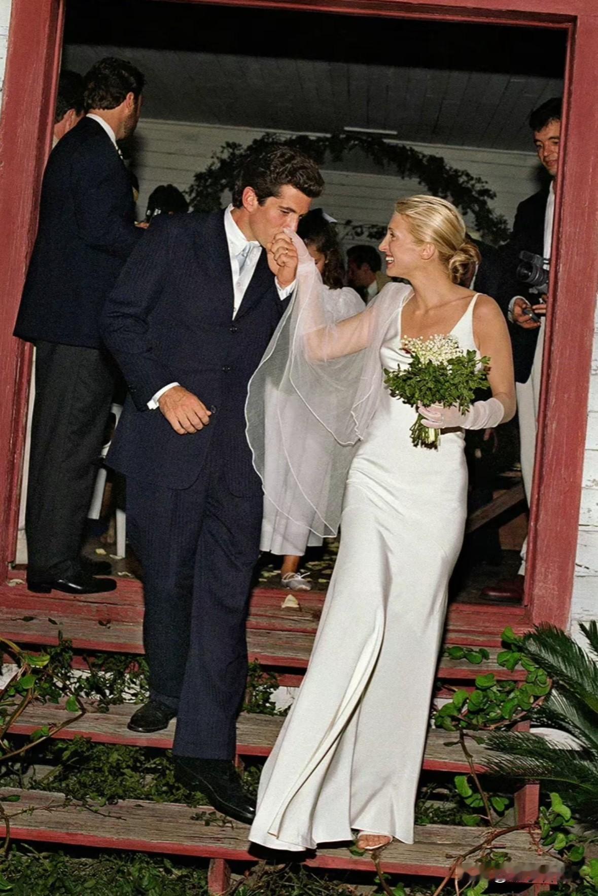 1996年，小约翰·肯尼迪与未婚妻卡罗琳·贝赛特在佐治亚州的教堂宣誓成婚。她