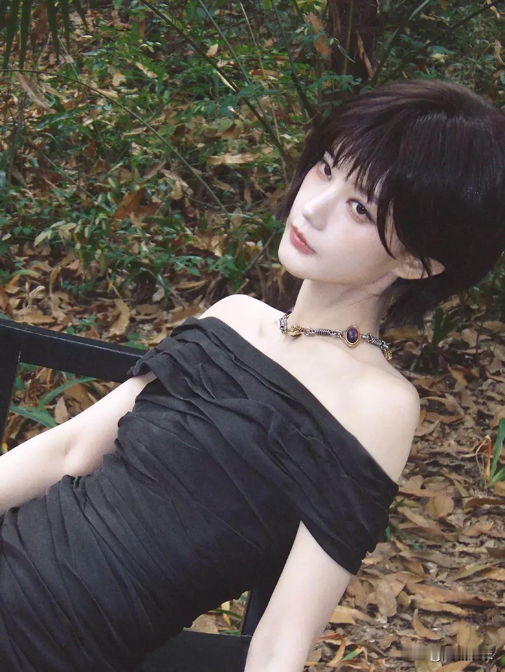 李一桐短发造型惊艳！露肩黑裙演绎纯欲风，嘟嘴杀太灵动2025年1