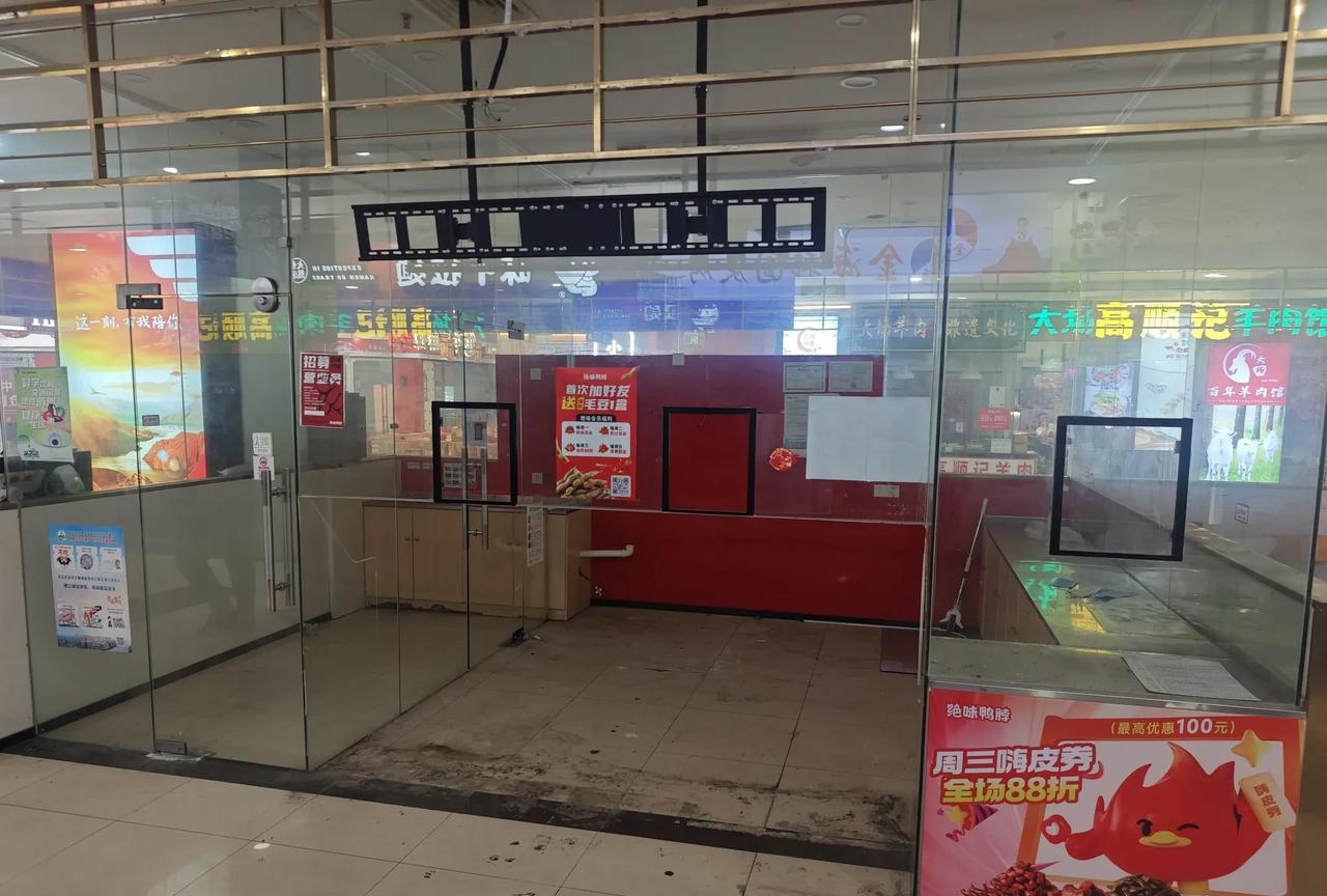 我发现传统熟食品牌如绝味鸭脖在商场内的经营状况并不乐观。随着外卖平台的兴起，商场