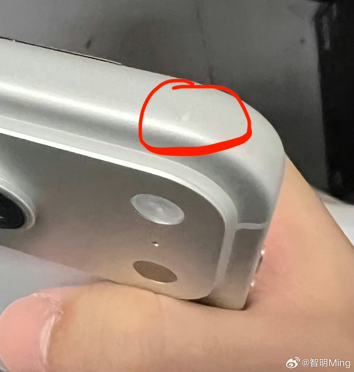 第一批iPhone17贴膜受害者出现了都知道铝合金硬度没有不锈钢和钛合金来得高，