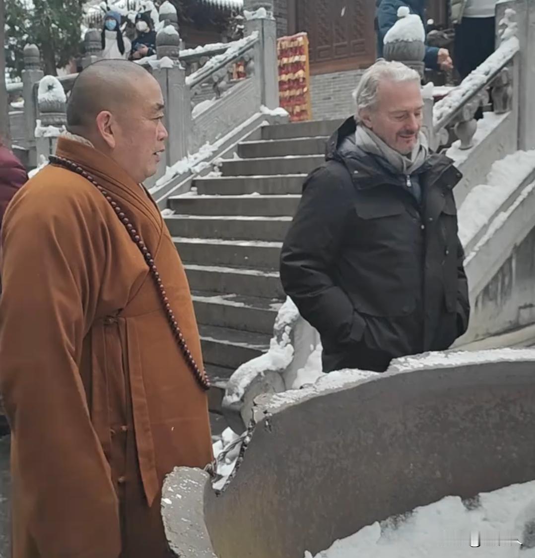 这是释永信接待外国友人的场景，给外国友人介绍寺院的每个角落。看得出来释永信非常的