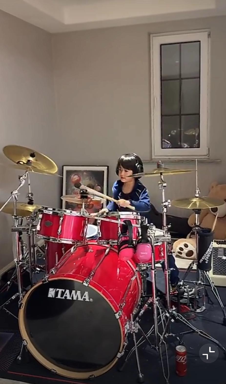 最近,姜潮儿子丹尼尔因为一组照片简直火出圈啦,网友们都说他帅到可以进时代峰峻😎