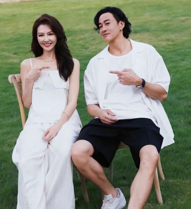 何润东的妻子叫林静仪不是圈内人而是一位圈外素人，两人相识于一次朋友聚会，一见钟