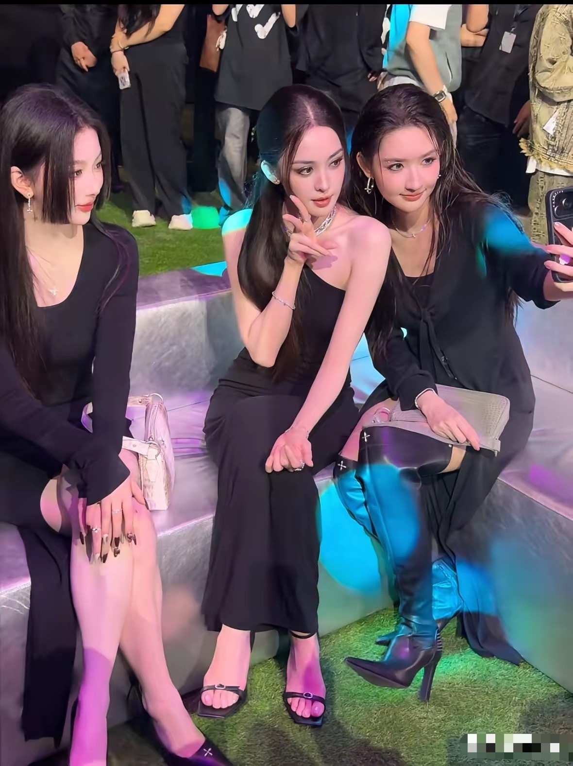 难道这就是美女与大美女的区别！天呐！三位都好美，但中间的娜扎格外出众，好牛的一张