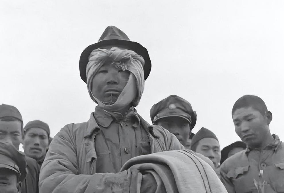 1955年，一位哑巴炊事员向毛主席敬礼，毛主席为何要亲自授予他少尉军衔？195