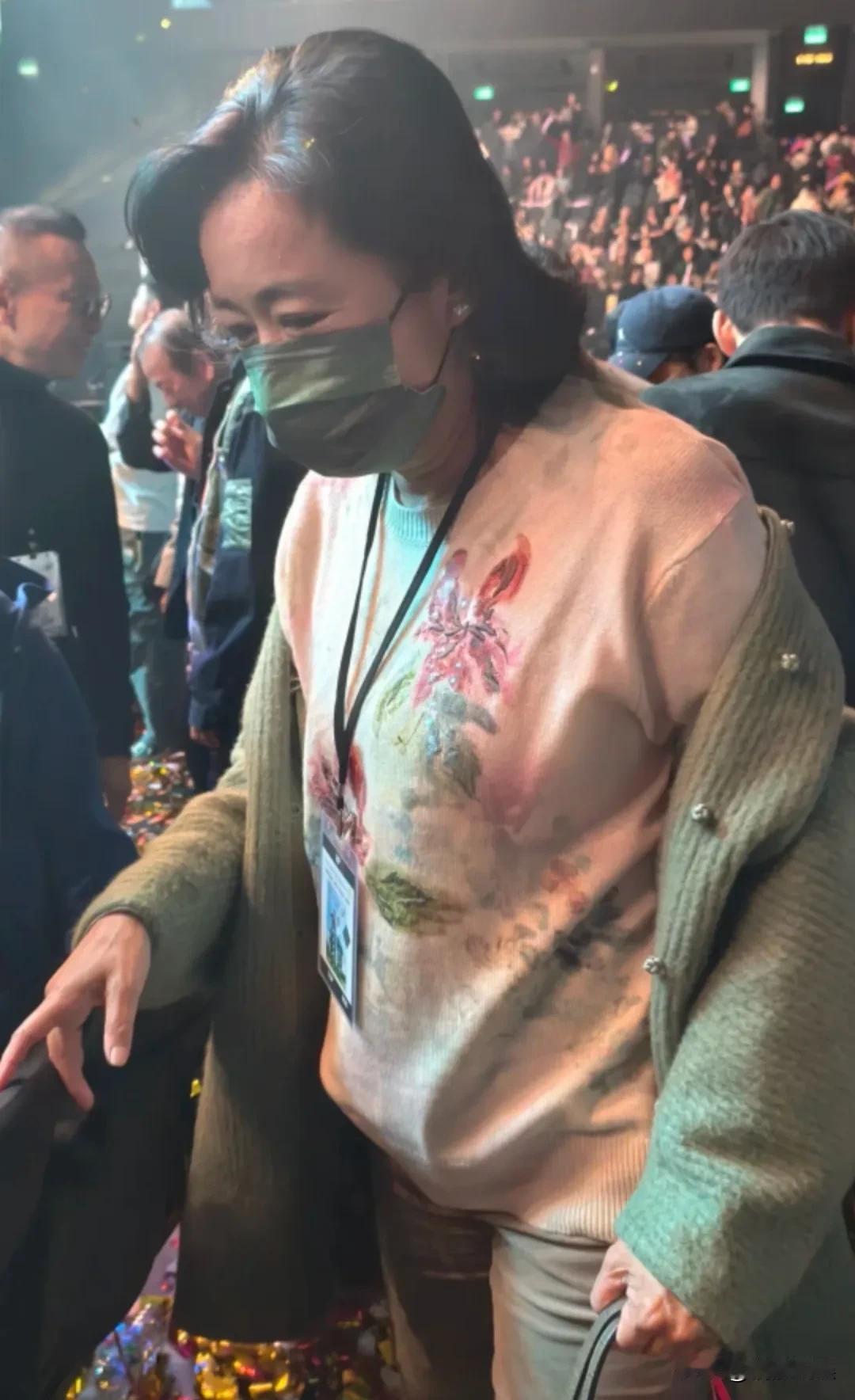 这才是真正的好闺蜜啊！歌手叶倩文和老公林子祥在澳门举办演唱会，郭晶晶婆婆朱玲玲