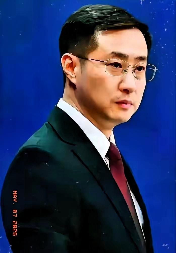 法国人都察觉不对劲！中方迟迟不表态，藏着大智慧国际局势藏着不少门道，如今连