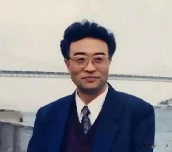 爹是“反腐第一刀”被枪决！儿子考清华遭拒、找工作碰壁，兄弟仨决定赌一把。1