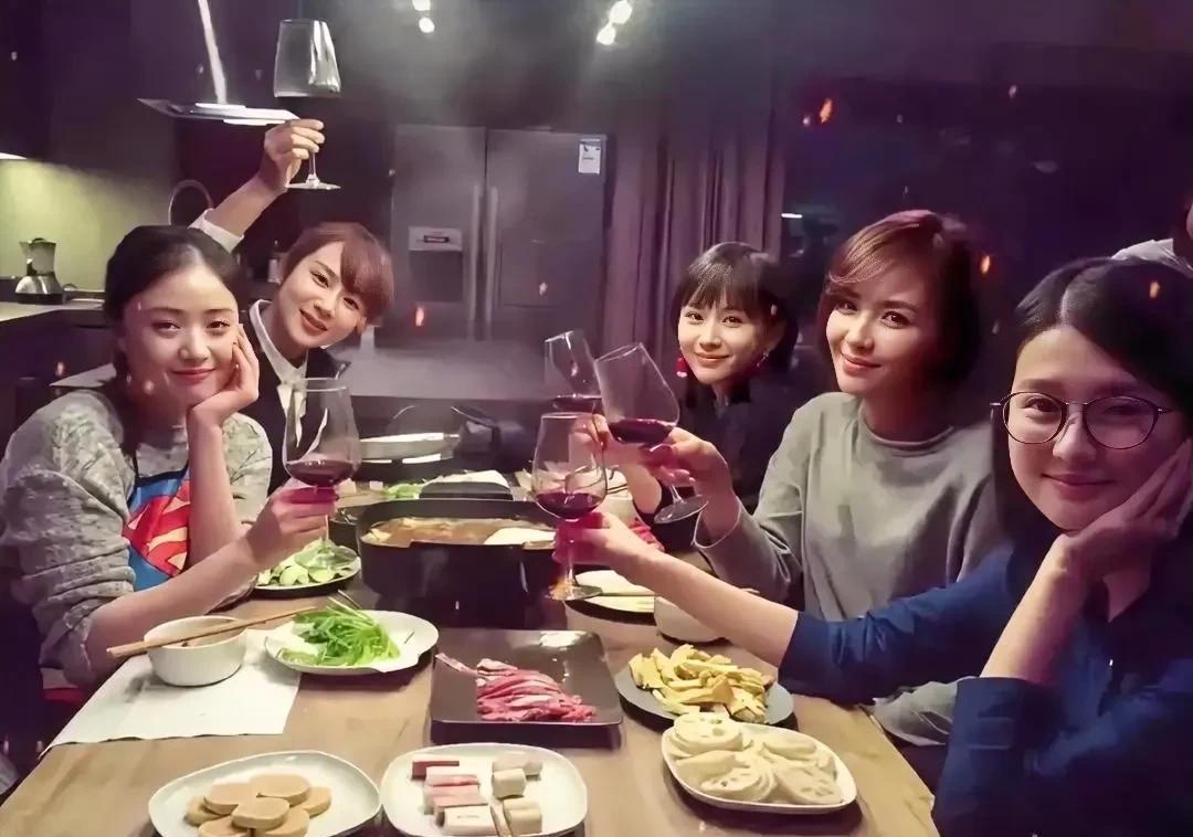 《欢乐颂》中的五美：安迪（由刘涛饰演）聪慧且冷静，樊胜美（由蒋欣饰演）世故而