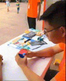爆笑GIF: 就算有满满一嘴的胡子渣, 也挡不住你绝美的容颜!