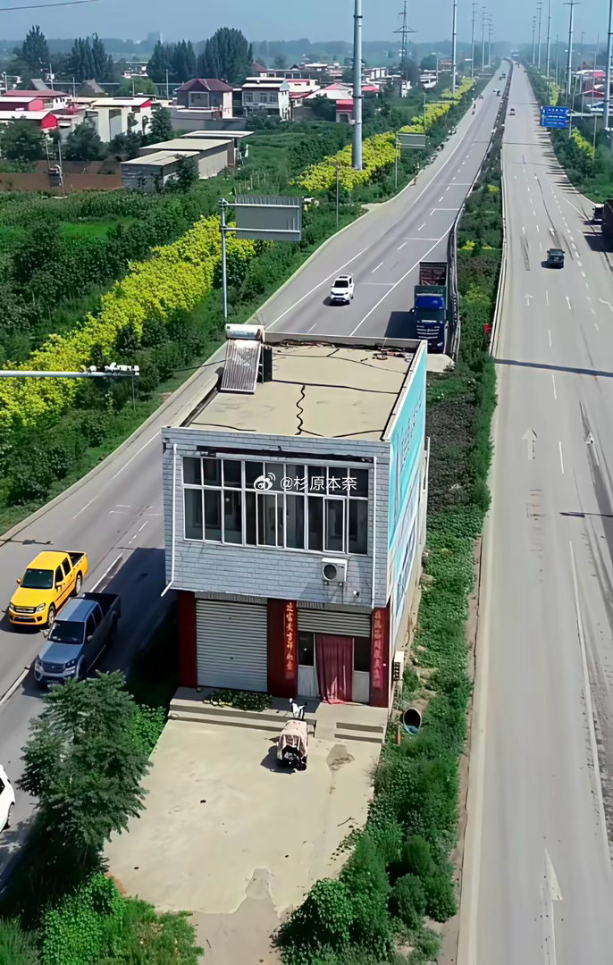 公路上的钉子户，据说500万都不搬，晚上住这里能睡着吗