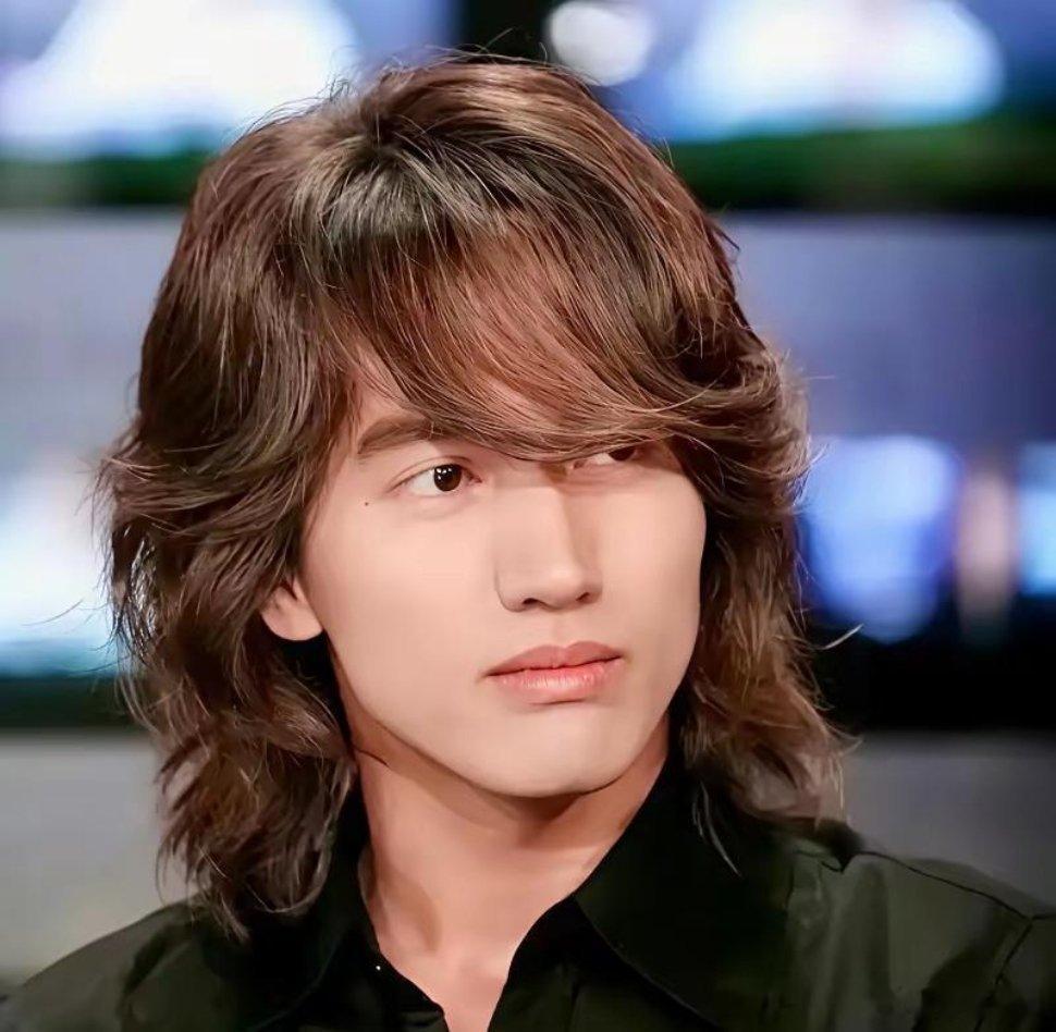 6200万粉丝，救不了四个中年男人的分岔路。吴建豪的潮牌去年营收破2亿，门店开