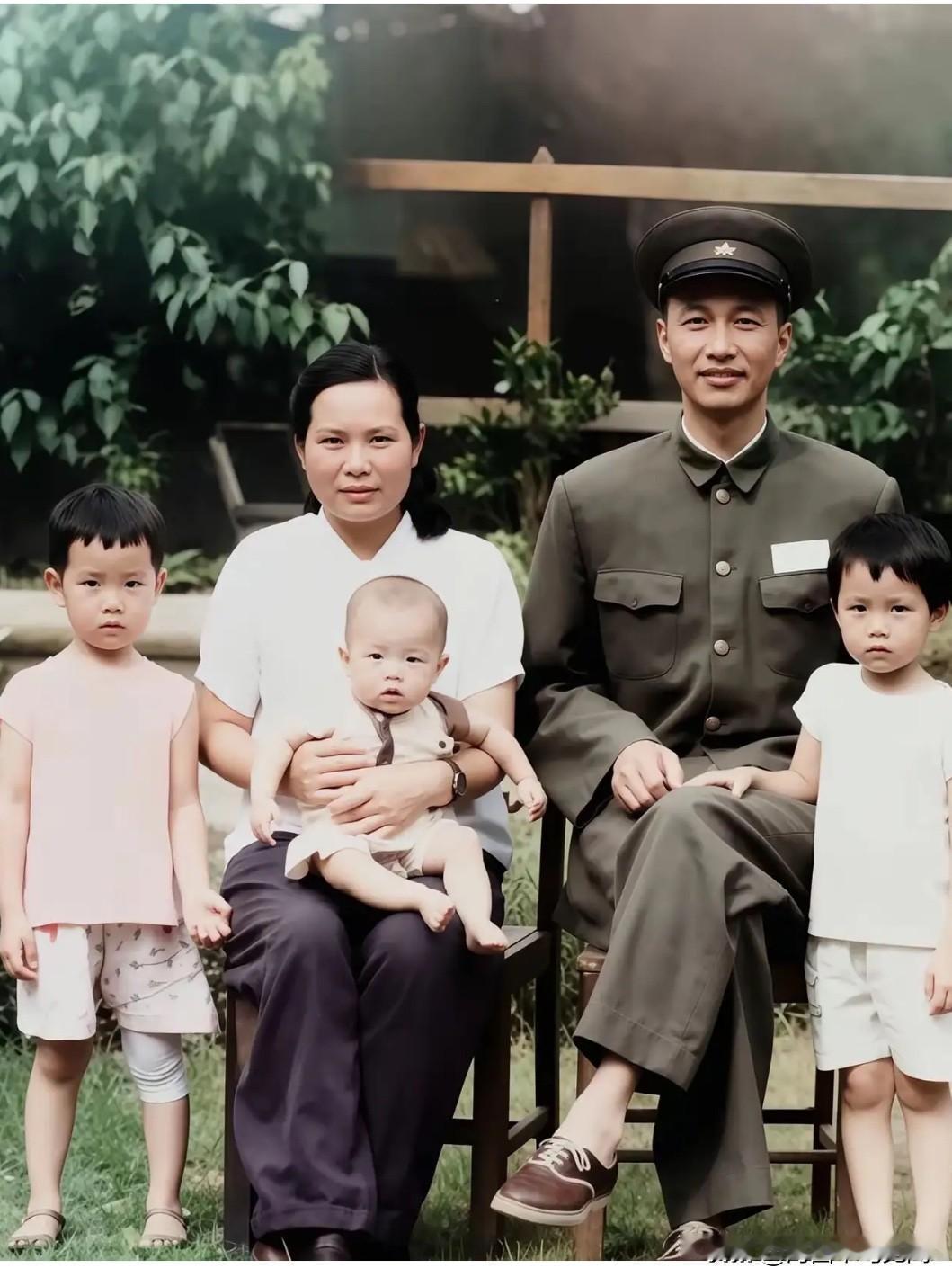 开国上将夫人当年相亲时，她起初嫌弃对方年纪偏大、脸上有麻子，在二哥劝说下才愿意接