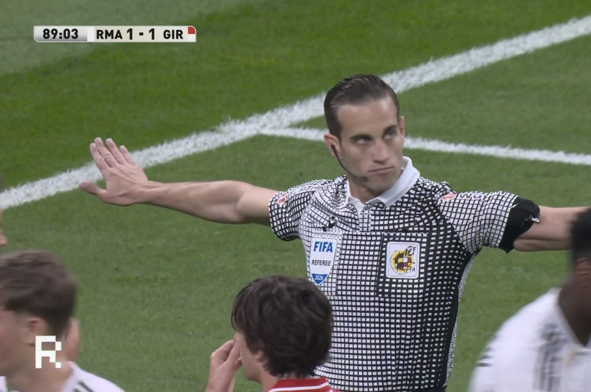 皇马TV：“我理解主裁判在场上可能因为视角问题没看到，这还算非常勉强的解释，但V