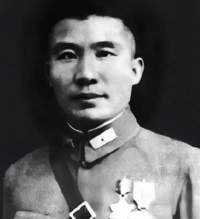 1935年，王耀武俘虏了一个红军师长，审讯时发现对方衣衫破烂不堪，浑身上下只搜出