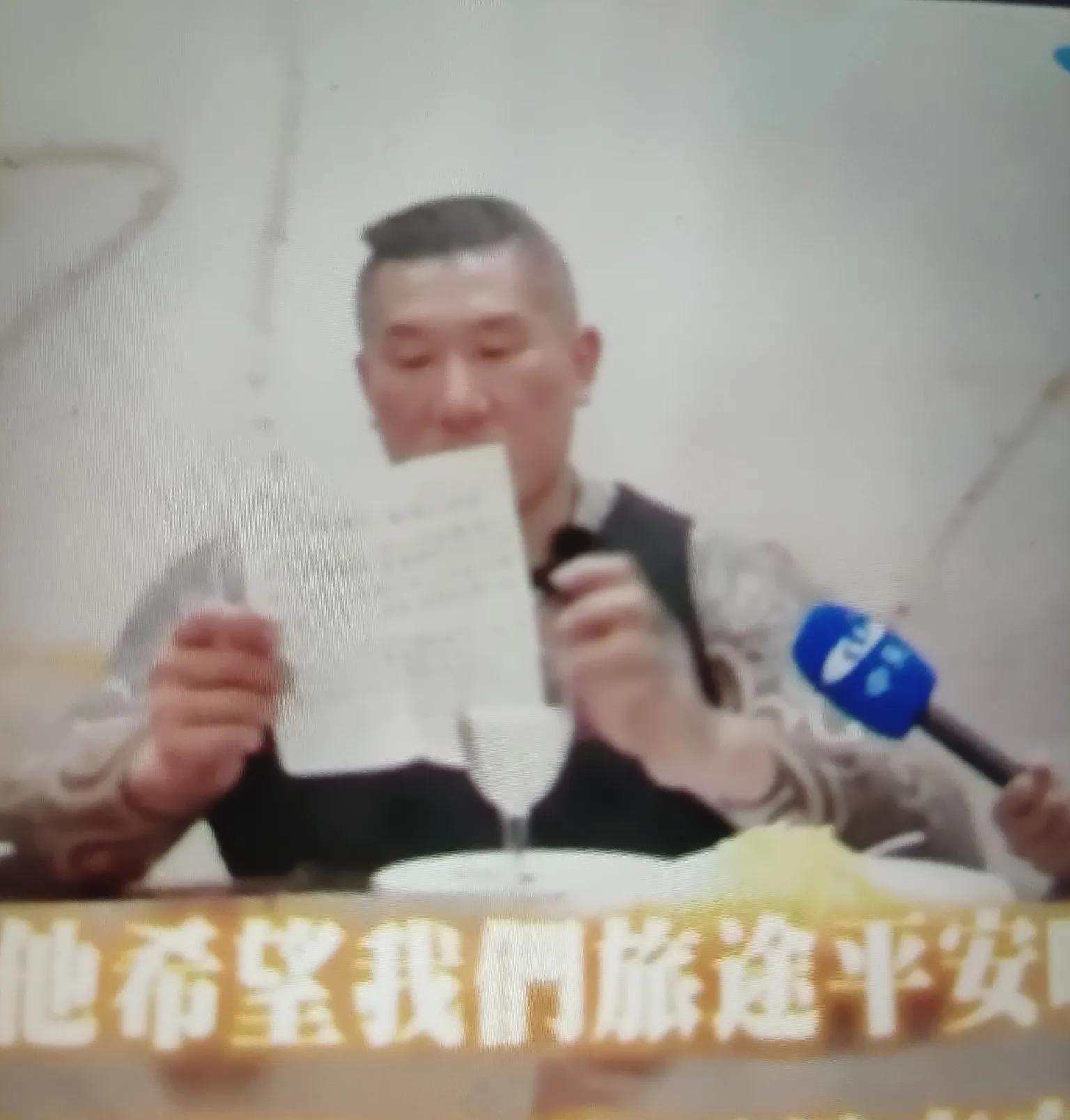台网红“馆长”陈之汉杭州参访偶遇两件事：红衣男挥舞国旗试图闯镜；年轻人送杭州礼物