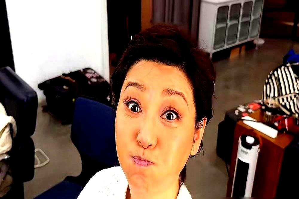 68岁冯小刚在美国开特斯拉，连路都认不全，全靠养女徐朵坐在副驾指挥。两口子特