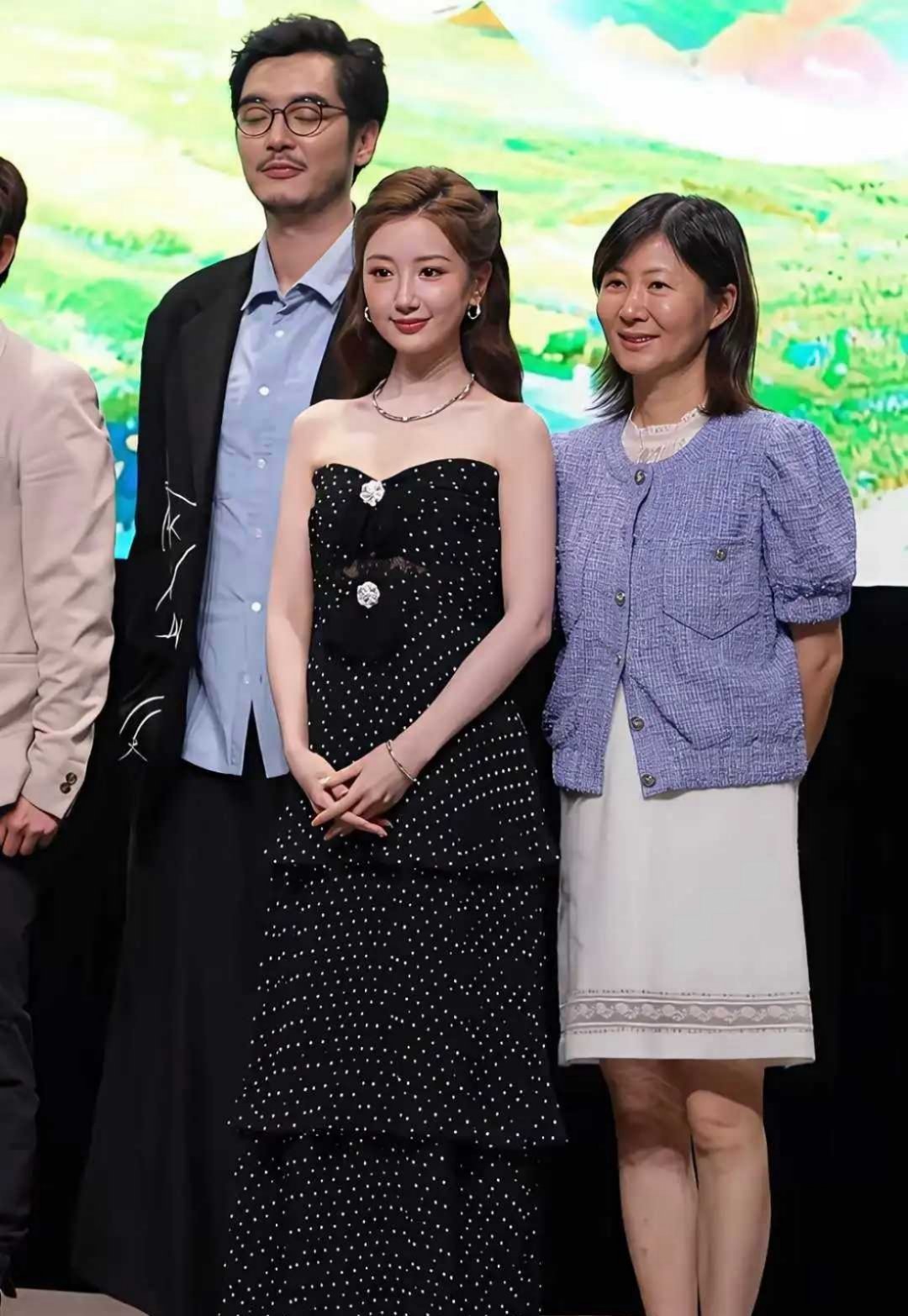 谁被毛晓彤这次香港活动造型美晕了！笑容温柔又大方，越看越耐看！