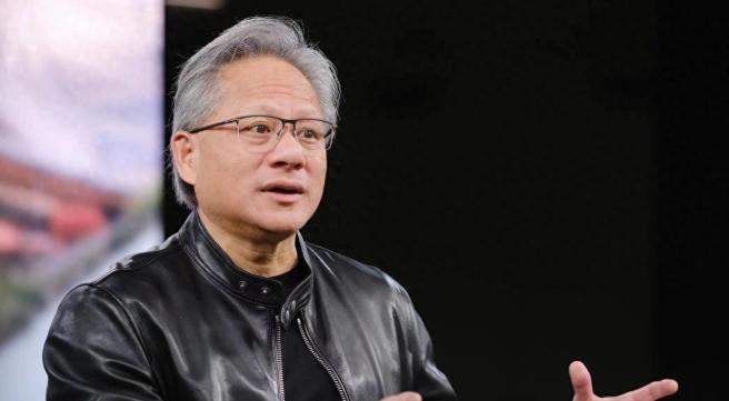 显卡掰开两半，里头不会蹦出代码图纸，只会蹦出一堆烧焦的硅。 这就是为什么仿造