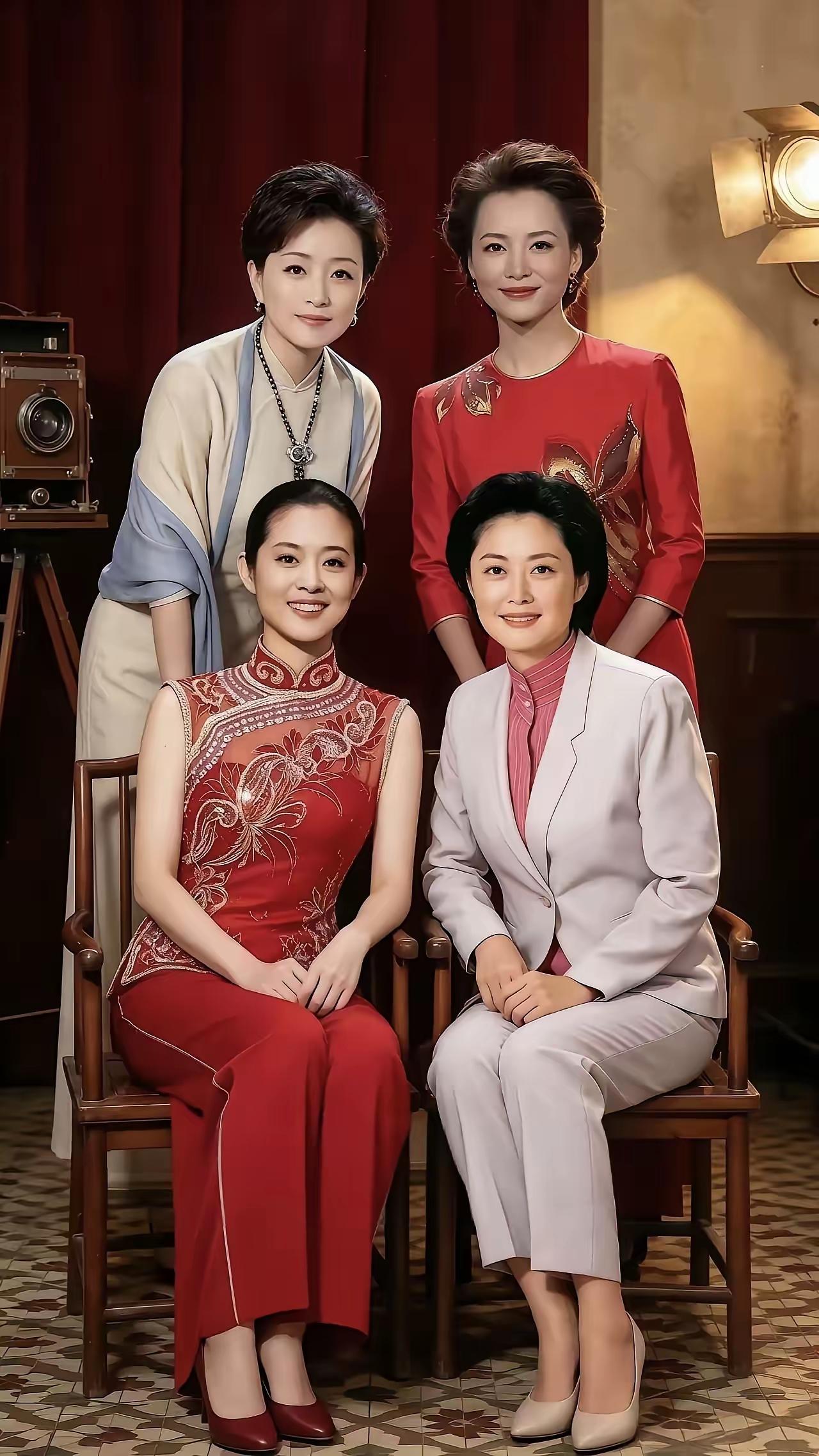 4位央视主持人同框，颜值与气质俱佳，前排的倪萍具有东方女性魅力，敬一丹端庄大气有
