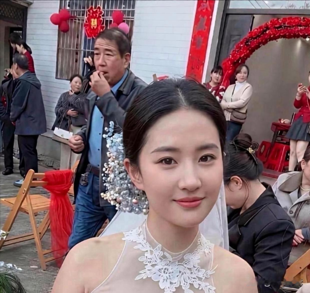新娘撞脸刘亦菲，网友：“你确定这不是刘亦菲本人吗？”就这相似程度，就是刘亦菲的妈