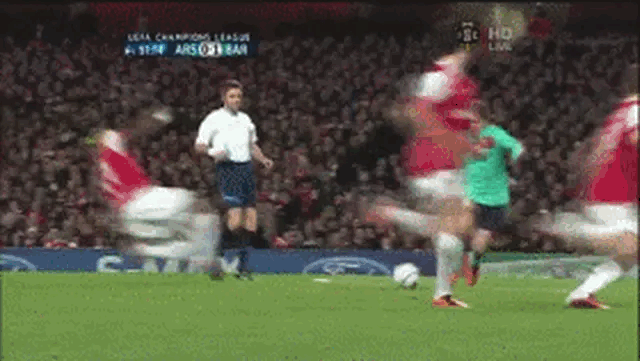 梅西这个挑球躲避滑铲的动作看了无数遍，堪称前无古人的处理方式，把他的外号“小跳蚤