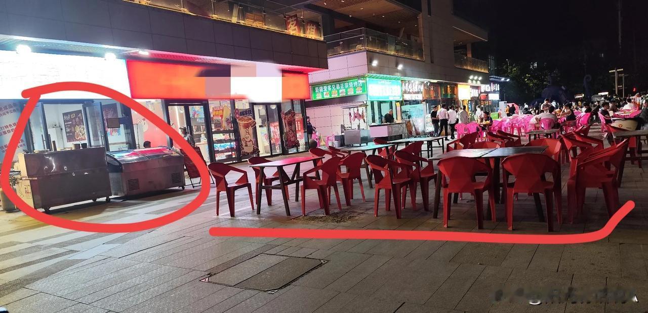 遇到一个有意思情况，这块三家烧烤店，经常发现这家从五点开始摆好桌椅到晚上十一点，