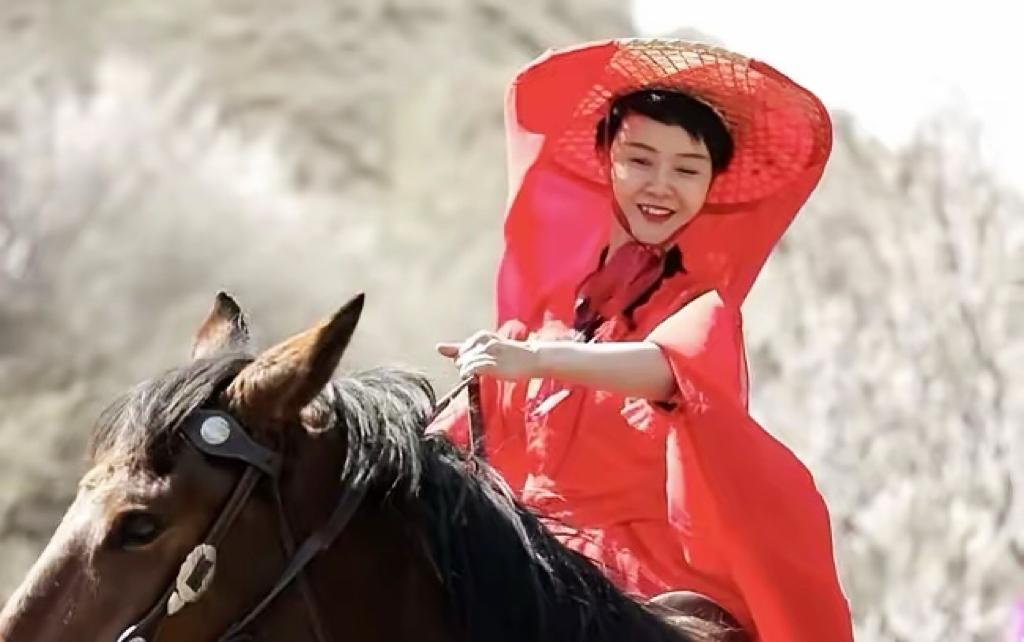 刚刚查了一下，不查不知道，一查才发现，贺娇龙的父母是支边知青，年轻时就从