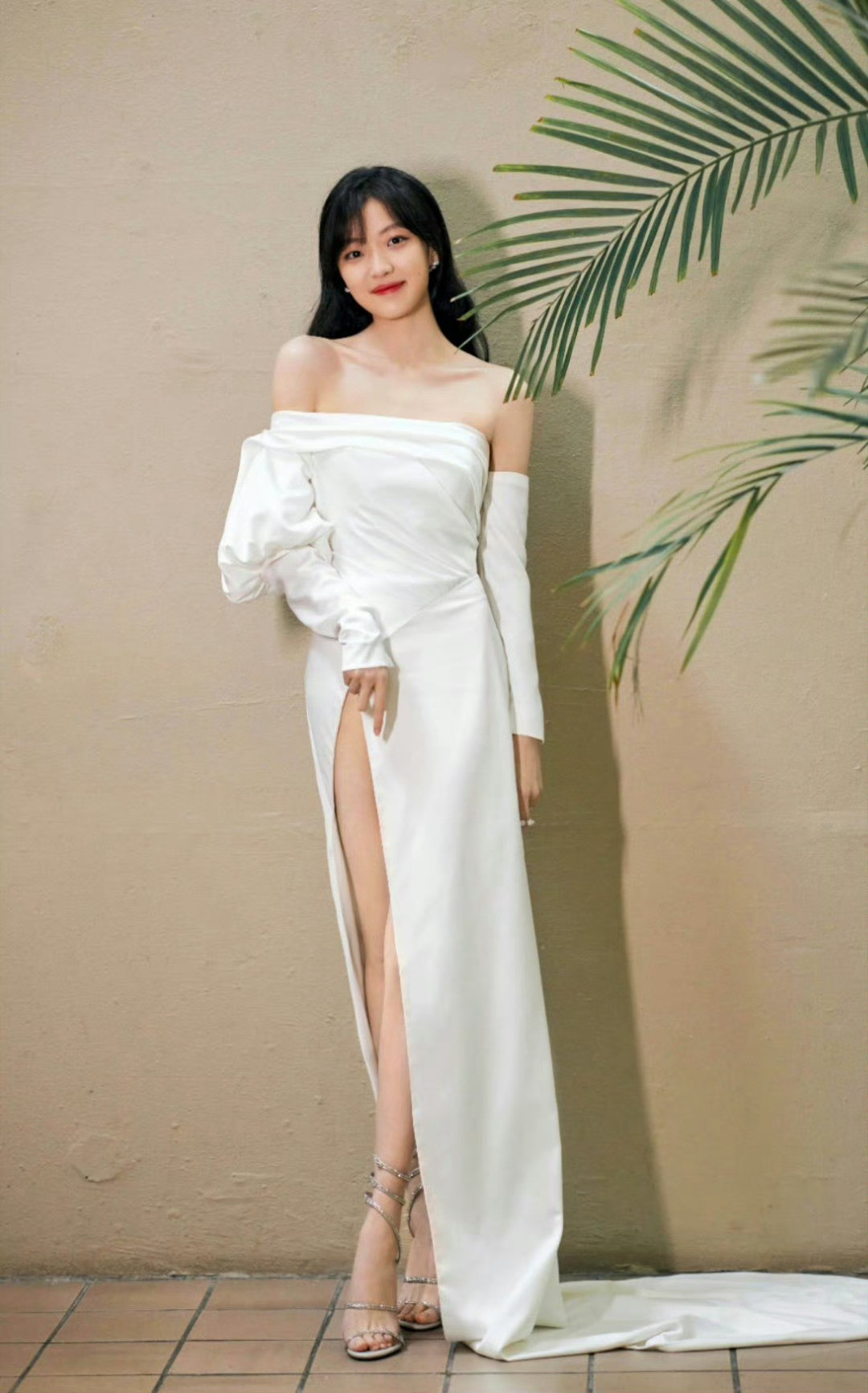 孙千小姐姐，白裙大长腿，青春无敌。孙千