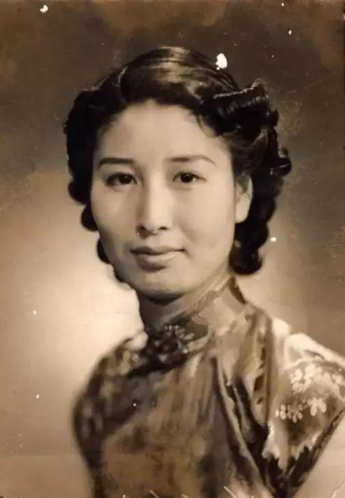“长这么漂亮，怕是舍不得枪毙。”1940年郑苹如被拖出百乐门舞厅的时候，身上那