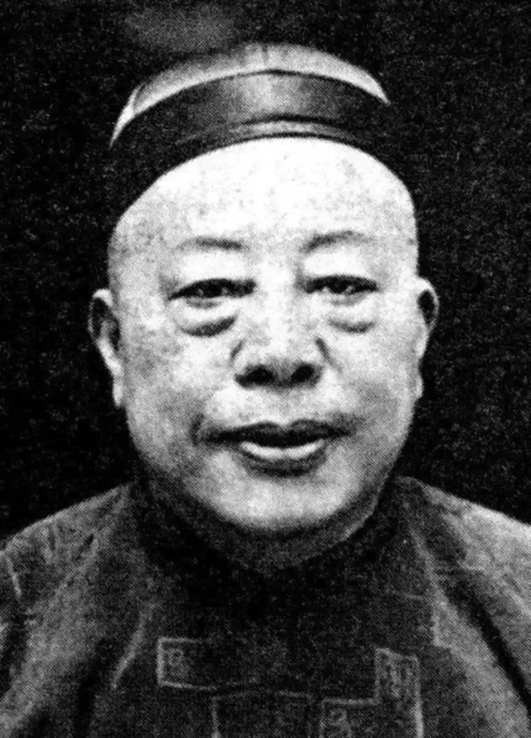1922年，黄金荣带保镖，在自家戏院里看戏。突然，一个年轻人冲过来，甩手对黄金荣