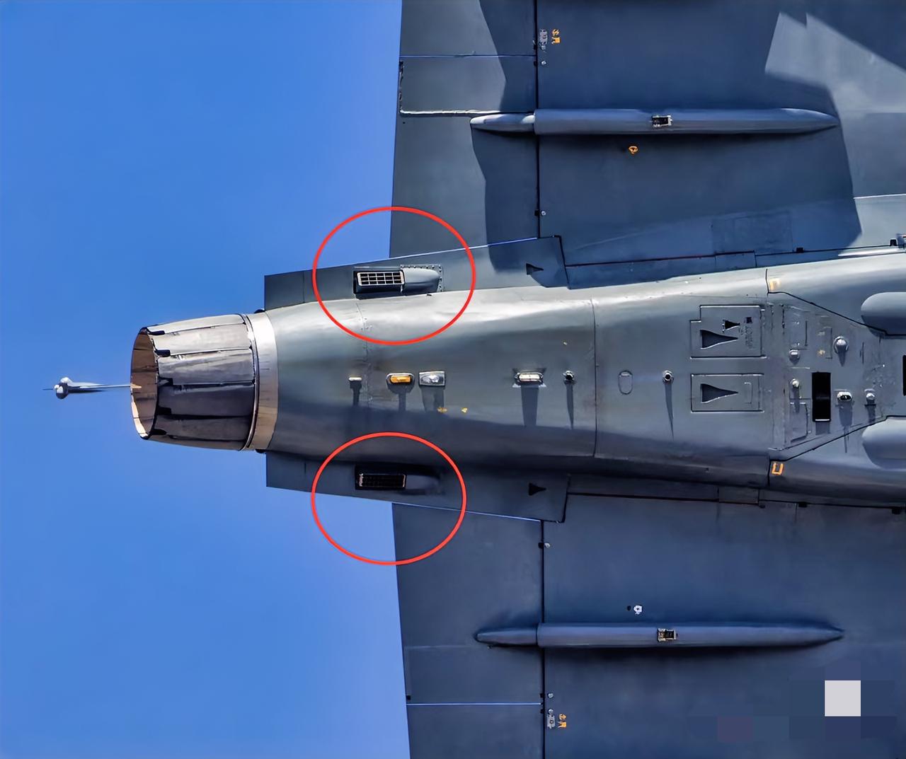 干扰弹投放器挂在机身外面，这种事很符合三哥随意懒散无所谓的风格！