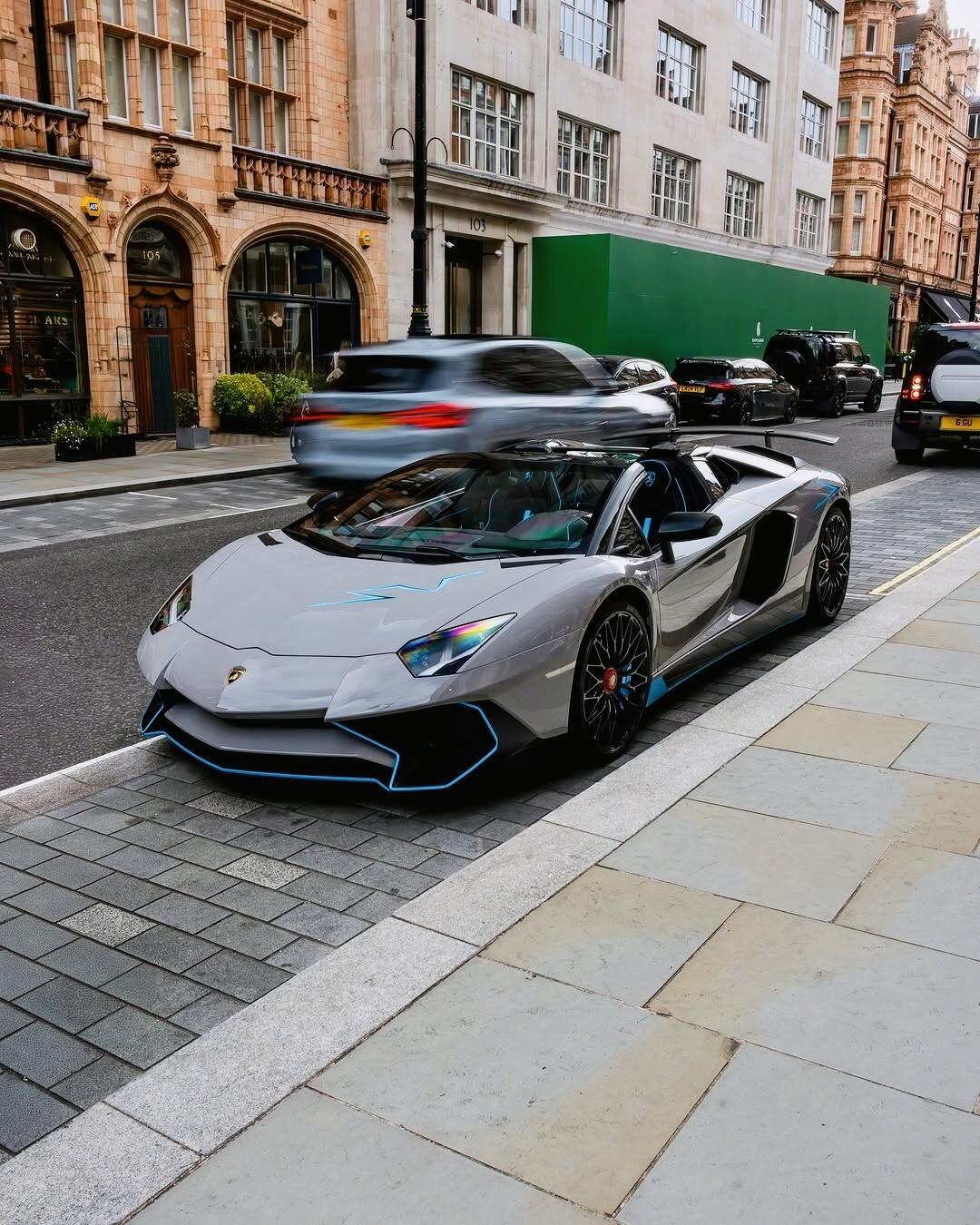 【兰博基尼AventadorSVRoadster​​​—劲酷跑车】搭载6