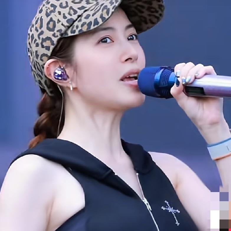 年少不识人啊，小的时候怎么没发现徐怀钰是清冷系美人啊！皮肤白到发光，鼻梁高挺