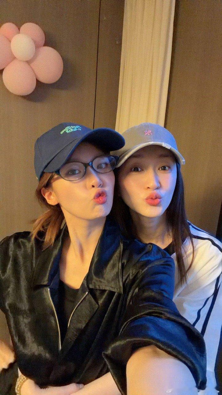 李小冉张月嘟嘴合照李小冉张月背后抱合照背后抱啊啊啊啊