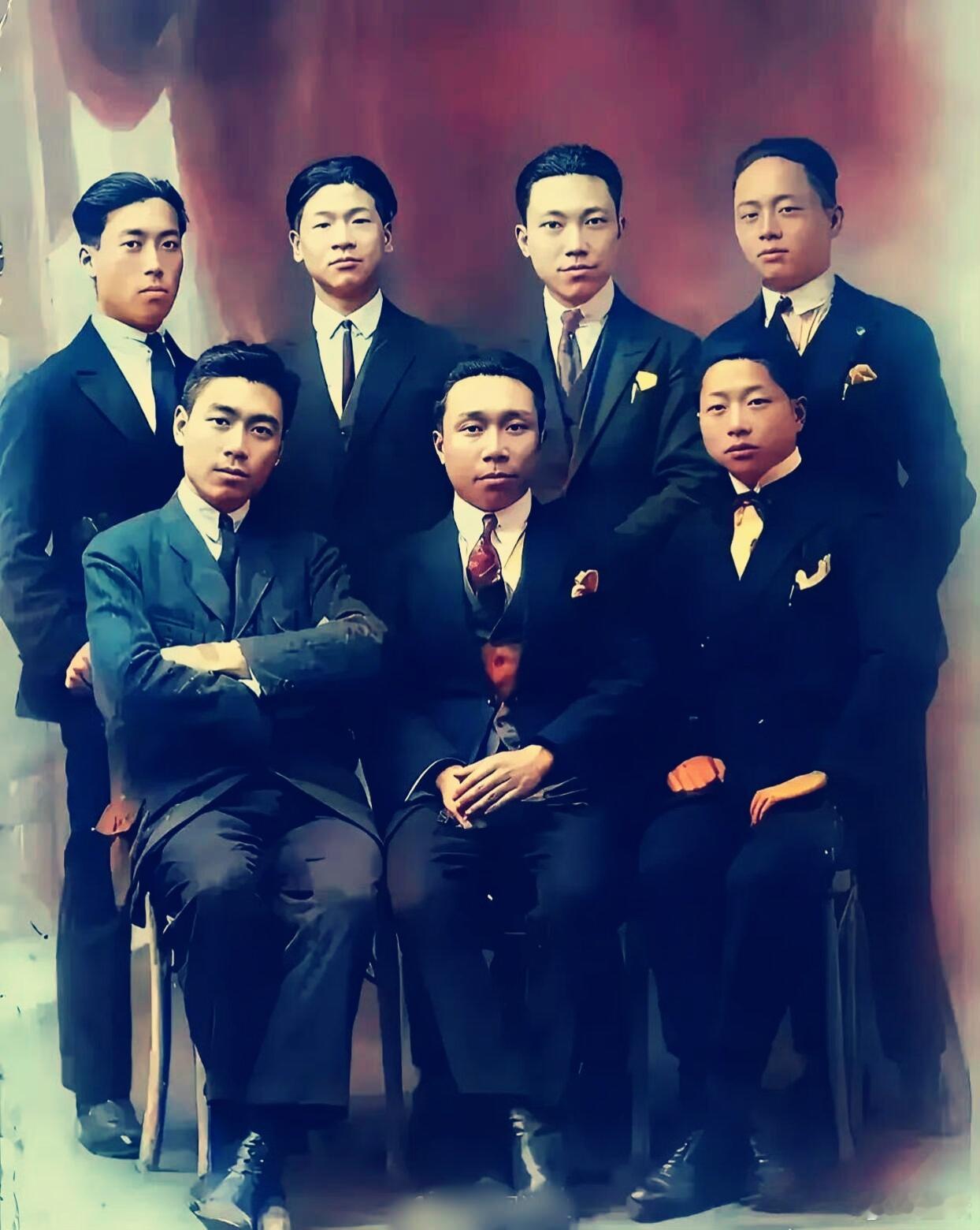 七个改变中国命运的年轻人这张拍摄于1921年巴黎的老照片里，站着七个改变中国命运