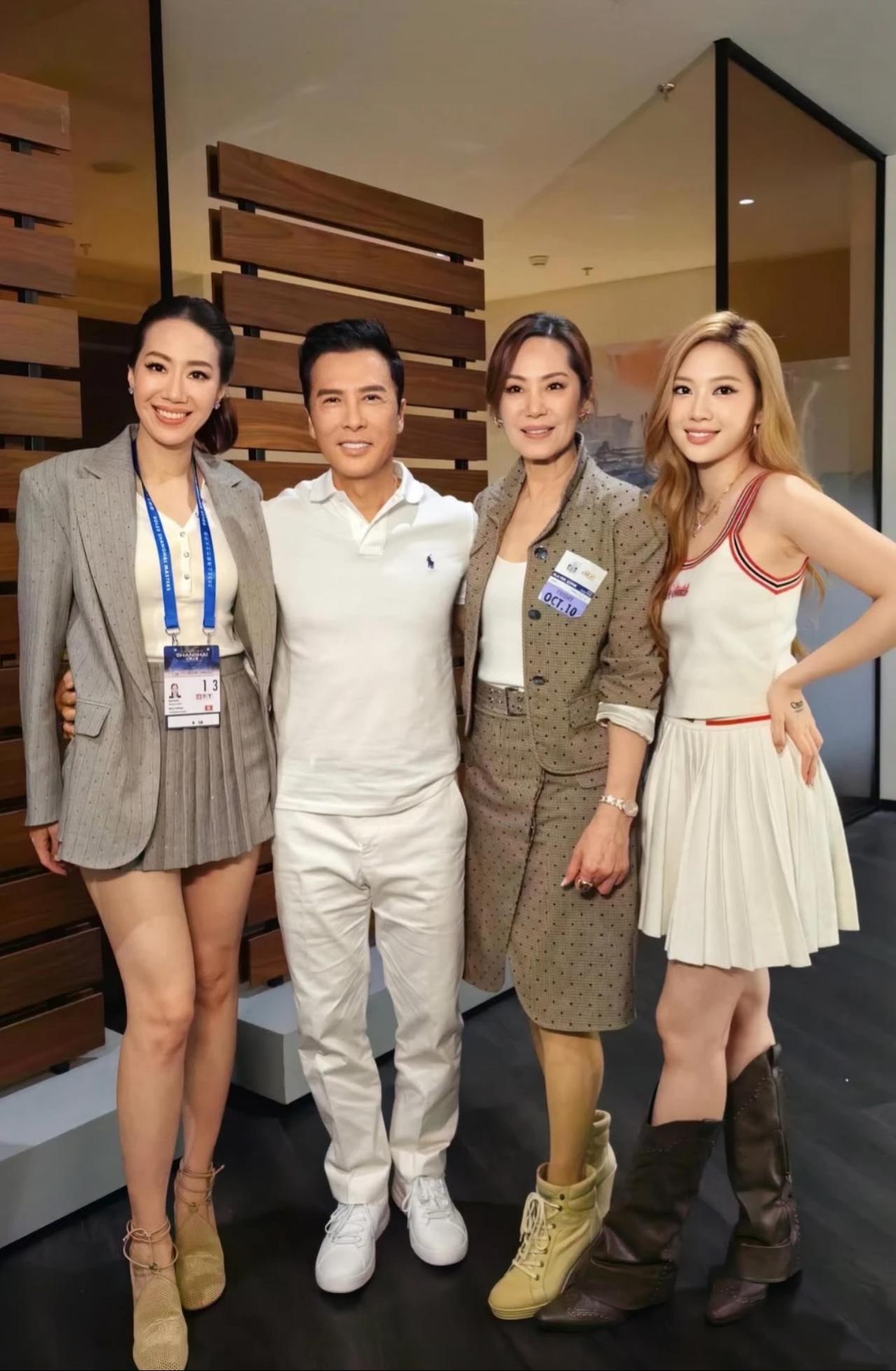 近日，甄子丹携妻女与岳母现身上海，参加网球大师赛时，四人合影的温馨画面。甄子